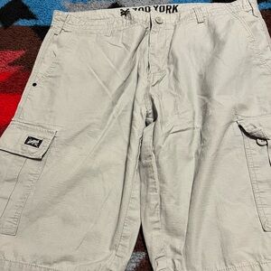 Men’s 38 gray zoo York shorts. New without tags